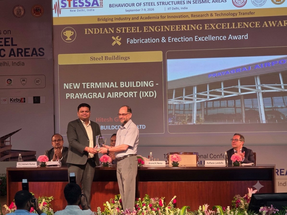 Hitesh Garg receiving the Fabrication and Erection Excellence Award at STESSA 2026, IIT Delhi