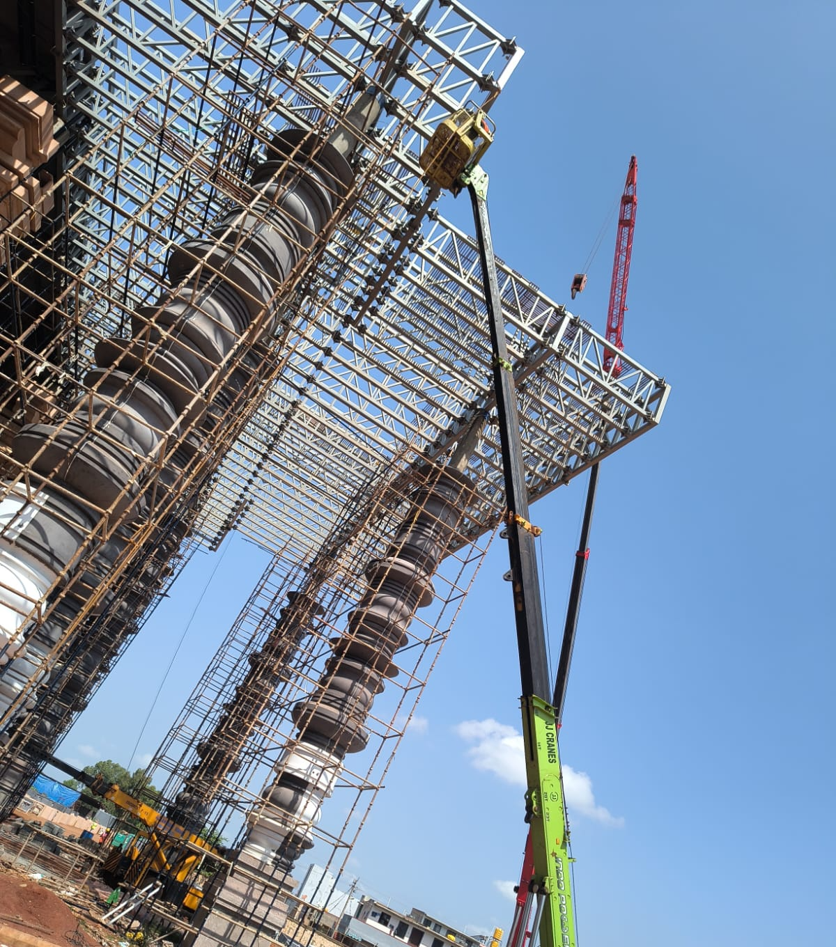 Main frame erection with mobile cranes